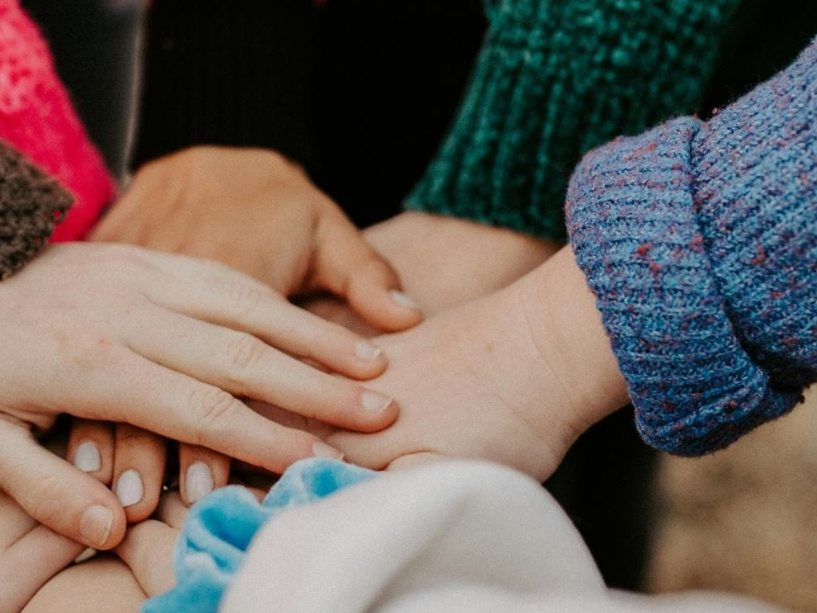 <span class='second'>Jeder Mensch zählt!</span><span class='first' style='font-weight:400;'>Wir sind für Sie da!</span>