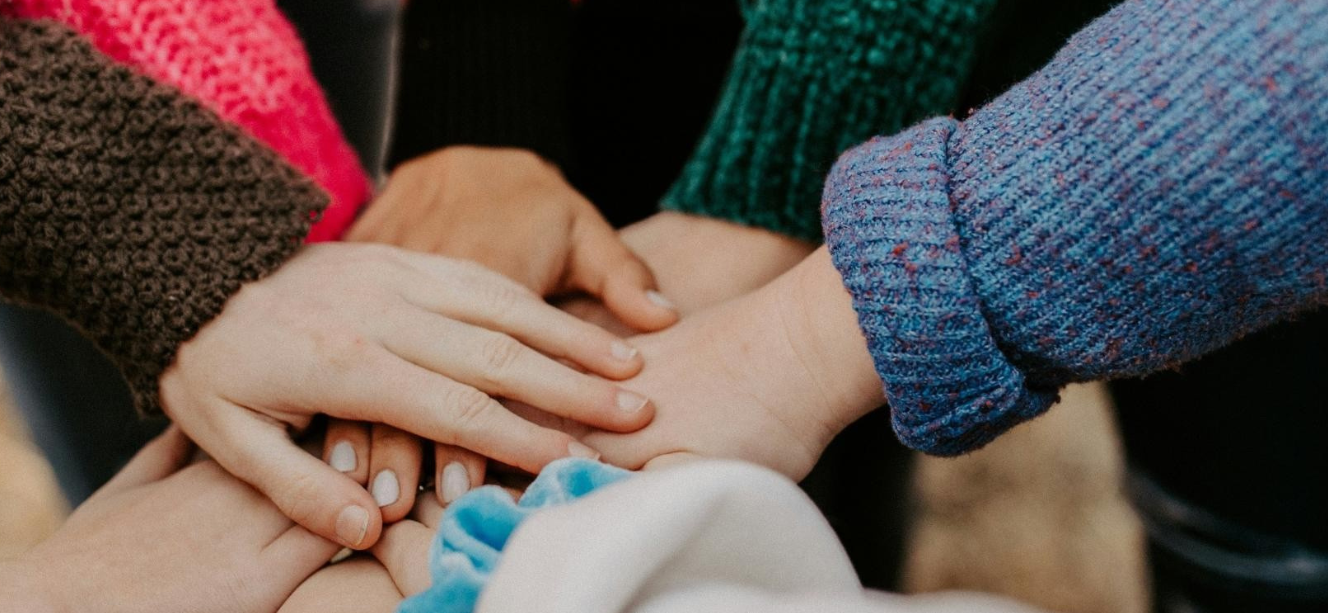 <span class='second'>Jeder Mensch zählt!</span><span class='first' style='font-weight:400;'>Wir sind für Sie da!</span>