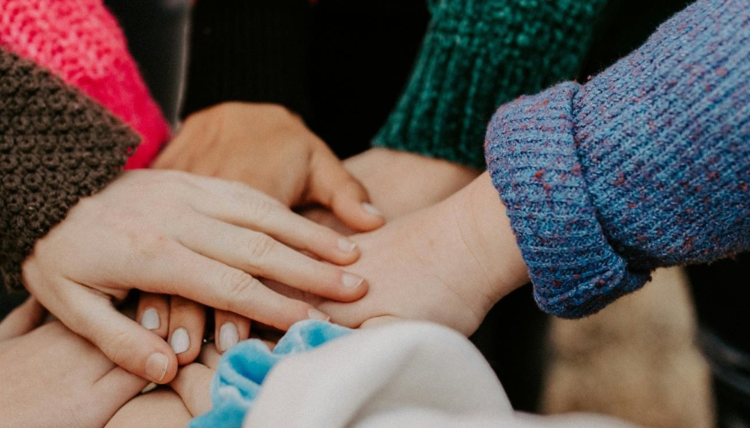 <span class='second'>Jeder Mensch zählt!</span><span class='first' style='font-weight:400;'>Wir sind für Sie da!</span>