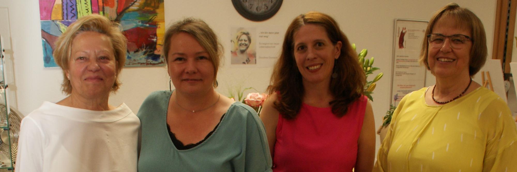 Dorothea Domasik (links) geht in den Ruhestand. SkF-Geschäftsführung (Stephanie Krone, 3. v. l.) und Vorstand (stv. Iris Randerath, rechts) dankten für ihren Einsatz. Ihre Nachfolge übernimmt Anke Merten (2. v. l.). (c) SkF Langenfeld Dorothea Domasik (links) geht in den Ruhestand. SkF-Geschäftsführung (Stephanie Krone, 3. v. l.) und Vorstand (stv. Iris Randerath, rechts) dankten für ihren Einsatz. Ihre Nachfolge übernimmt Anke Merten (2. v. l.).