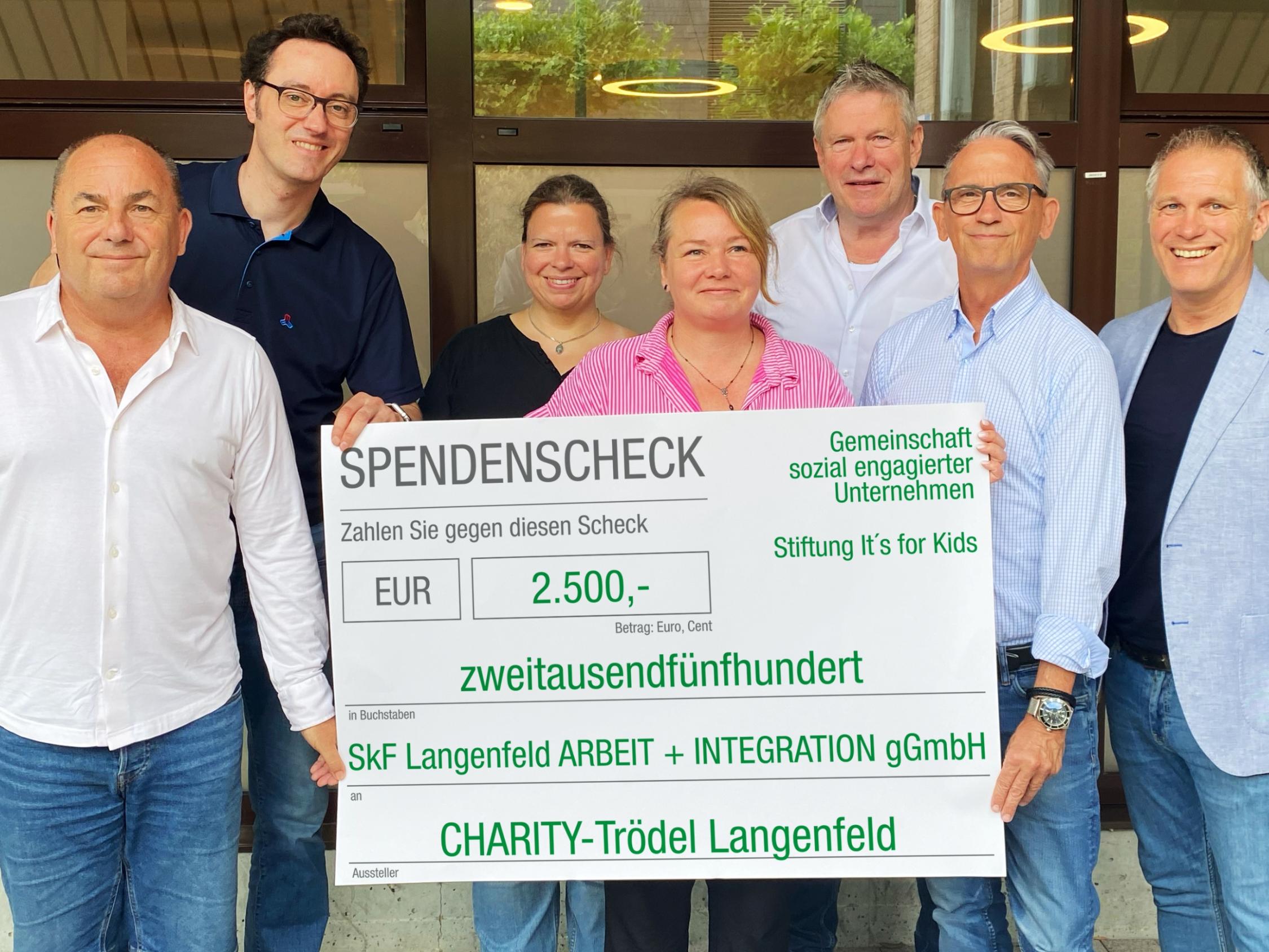 v. l. Uwe Scherpen (Botschafter d. Stiftung „It´s for Kids“), Michael Adloff (GsU Monheim/Langenfeld), Daniela Prehn (SKFM Monheim e.V.), Anke Merten (SkF Langenfeld), Peter Boes (GsU Monheim/Langenfeld), Frank H. Schröder (Kurator d. Stiftung „It´s for Kids“ und GsU Monheim/Langenfeld) und Uli Bohnen (GsU Deutschland).