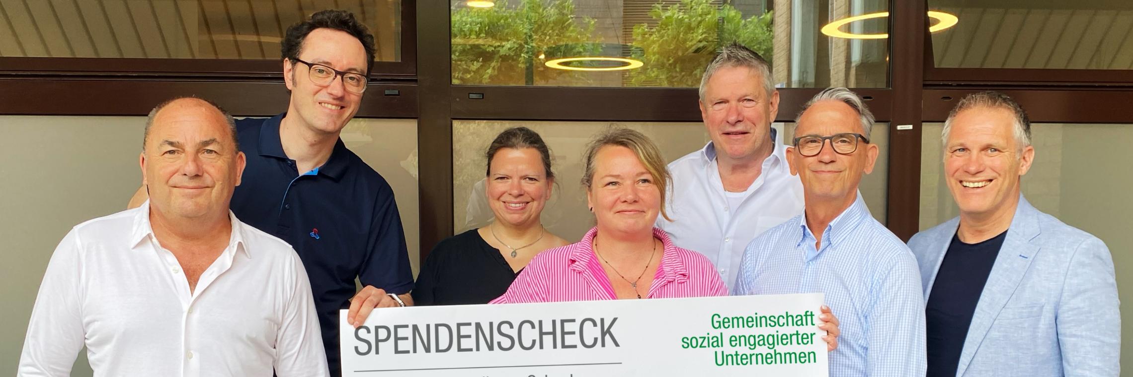 v. l. Uwe Scherpen (Botschafter d. Stiftung „It´s for Kids“), Michael Adloff (GsU Monheim/Langenfeld), Daniela Prehn (SKFM Monheim e.V.), Anke Merten (SkF Langenfeld), Peter Boes (GsU Monheim/Langenfeld), Frank H. Schröder (Kurator d. Stiftung „It´s for Kids“ und GsU Monheim/Langenfeld) und Uli Bohnen (GsU Deutschland).