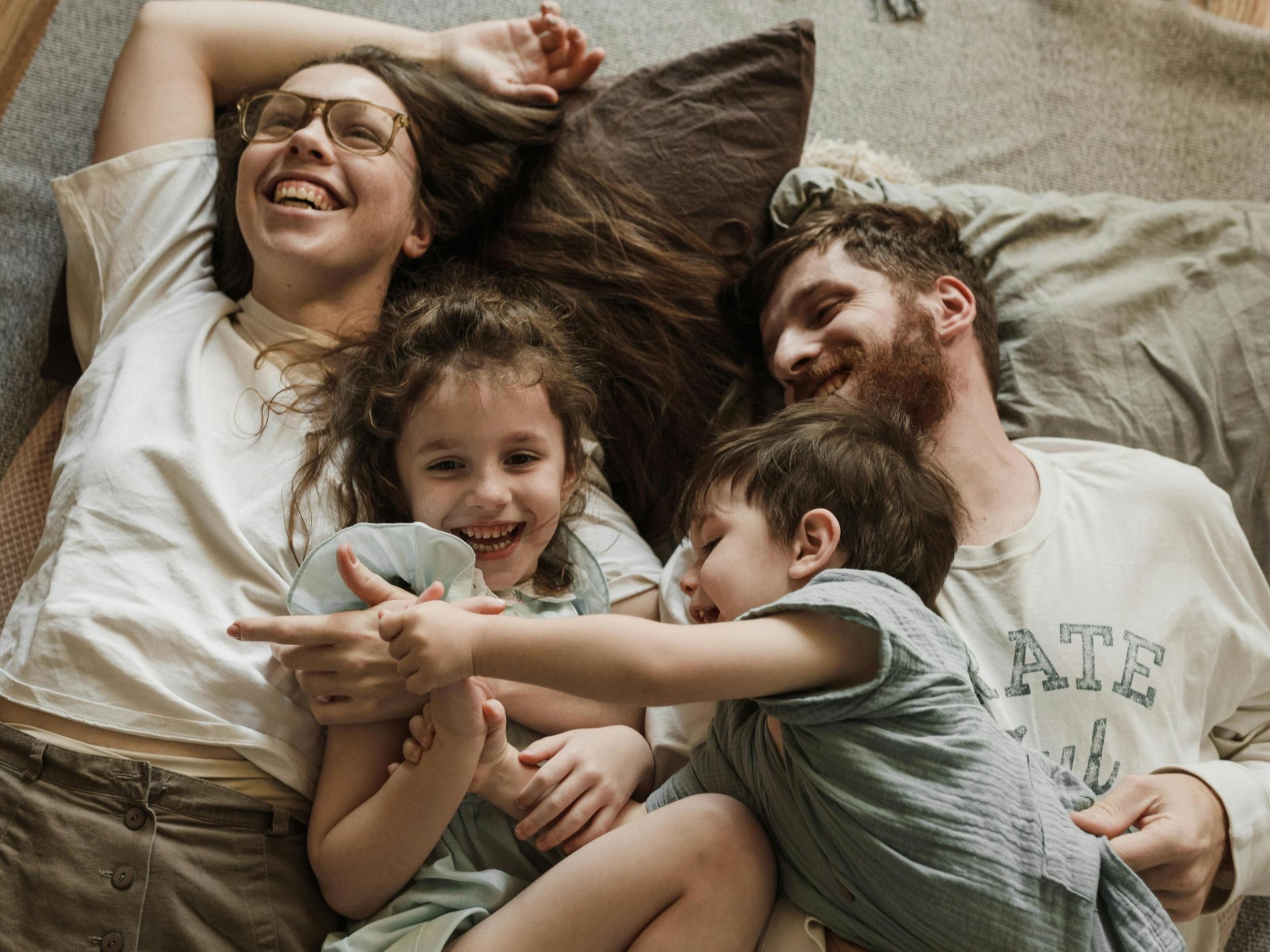 <span class='second'>Familie & Jugend</span><span class='first' style='font-weight:400;'>Beratung und Hilfe!</span>