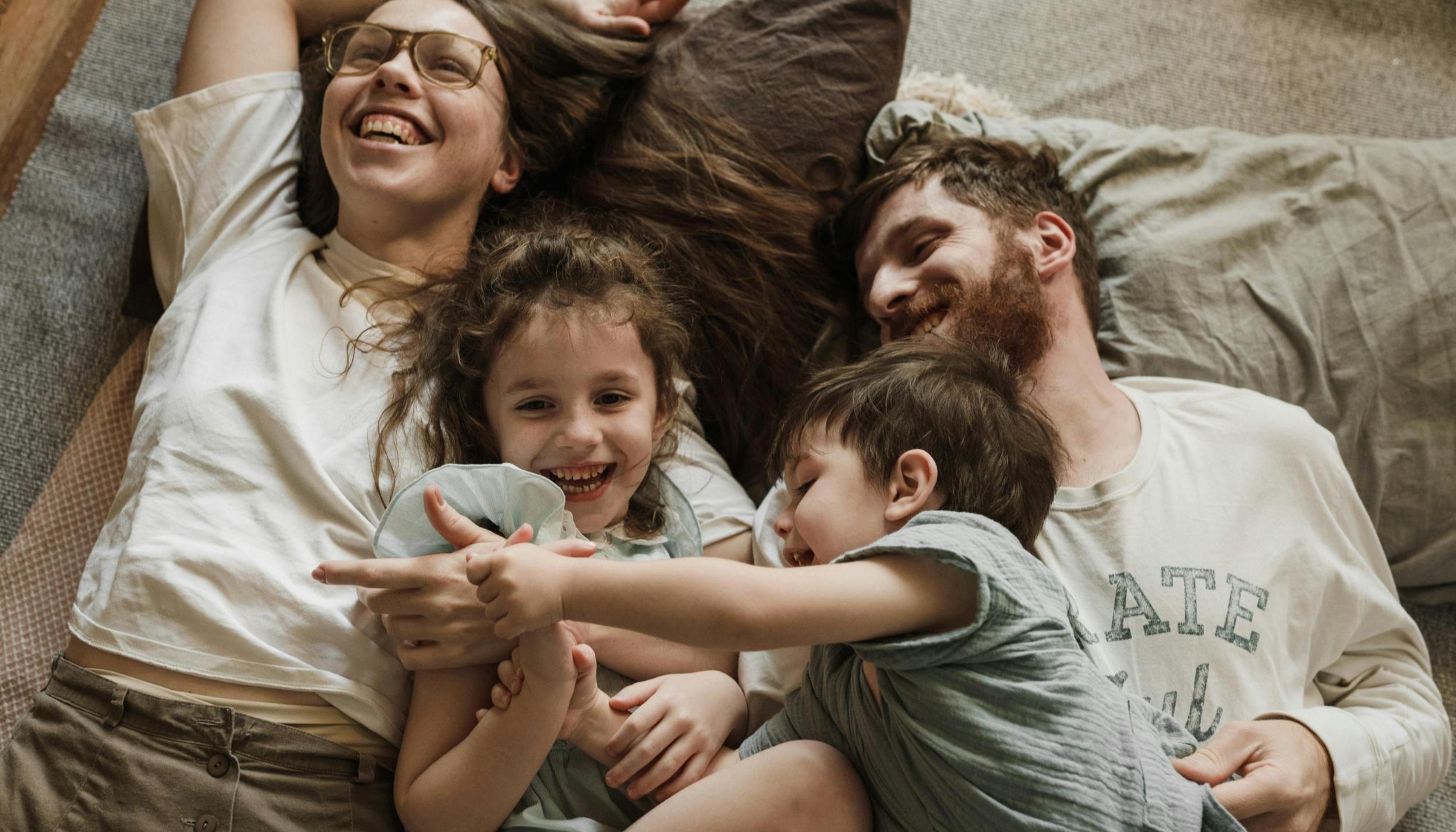 <span class='second'>Familie & Jugend</span><span class='first' style='font-weight:400;'>Beratung und Hilfe!</span>